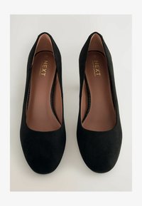 Sélectionné, black faux suede