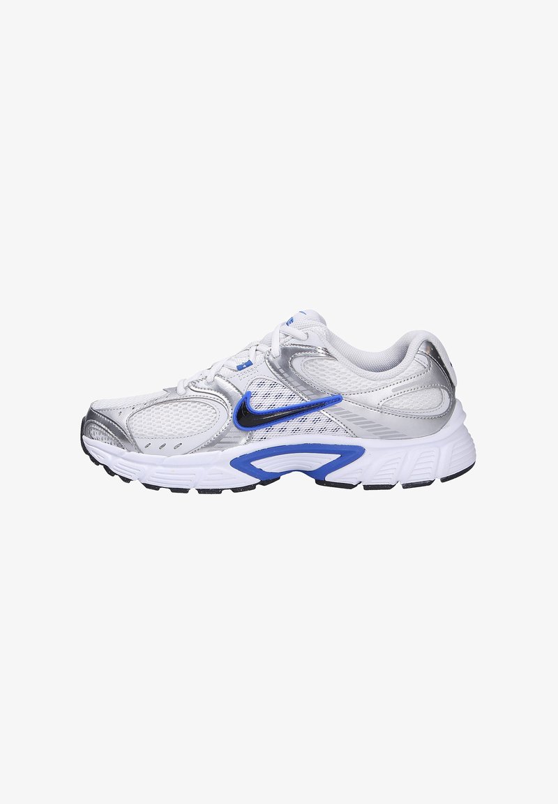Weißer und silberner Sportschuh mit blauen Akzenten, Obermaterial aus Netzgewebe, gepolsterter Sohle und schwarzer Gummisohle. Verfügt über ein Schnürsystem und ein Logo.