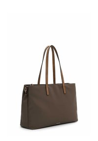 Brūna taisnstūra formas iepirkumu soma ar diviem gariem bēša krāsas rokturiem un mazu metāla logotipu priekšējā centrā.