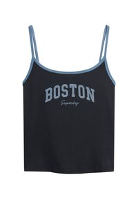 Zwarte tanktop met lichtblauwe accenten en spaghettibandjes. Heeft "BOSTON" in vetgedrukte letters en "Superdry" in cursief. Zachte stof.