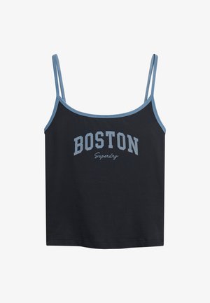 Czarny tank top z jasnoniebieskim wykończeniem, z dużym napisem "BOSTON" i mniejszym napisem "Superdry" poniżej. Wykonany z bawełny o gładkiej fakturze.