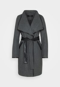 Grijze wollen jas met brede kraag, zwarte nep leren afwerking, strikceintuur op de taille en zakken met zwarte rand, weergegeven op een witte achtergrond.