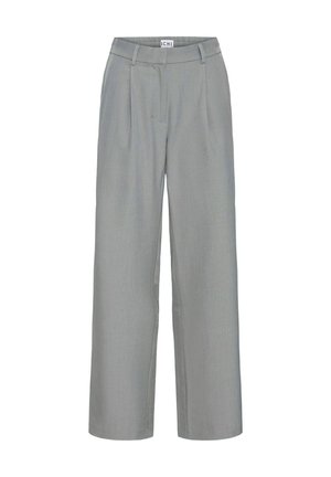 Pantalon gris sur mesure à coupe droite, avec plis, devant plat et texture de tissu lisse, fini avec une étiquette à la ceinture.