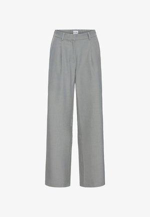 Pantalon gris sur mesure à coupe droite, avec plis, devant plat et texture de tissu lisse, fini avec une étiquette à la ceinture.