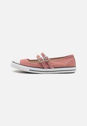 Sneaker Mary Jane in tela rosa con doppie cinghie a fibbia, punta in gomma bianca e suola in gomma bianca a strisce nere, mostrato in vista laterale.