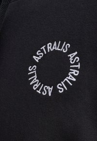 Schwarzer Stoff mit glatter Textur, der ein kreisförmiges, gesticktes Design des Wortes "ASTRALIS" in weißem Stich aufweist.