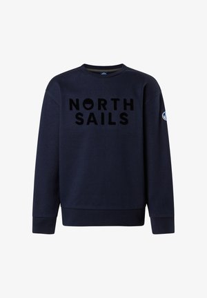 Felpa blu navy con la scritta "NORTH SAILS" in lettere nere morbide sul davanti, con polsini e scollatura a costine, realizzata in un tessuto morbido.