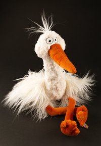 Plüschstorchspielzeug, weißer fluffiger Körper, orangefarbener Schnabel und Füße, große runde Augen, weiche federartige Akzente und eine Haartolle auf dem Kopf.