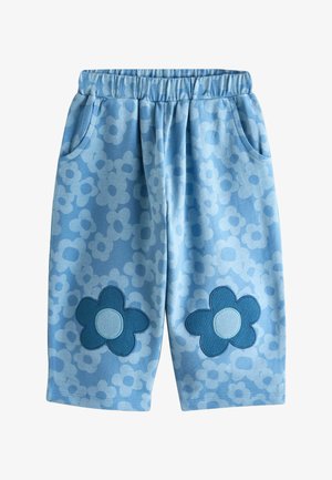 Világoskék elasztikus derékpántos rövidnadrág, világosabb virágmintával az egész felületen, sötétebb kék virágfoltokkal mindkét térden.