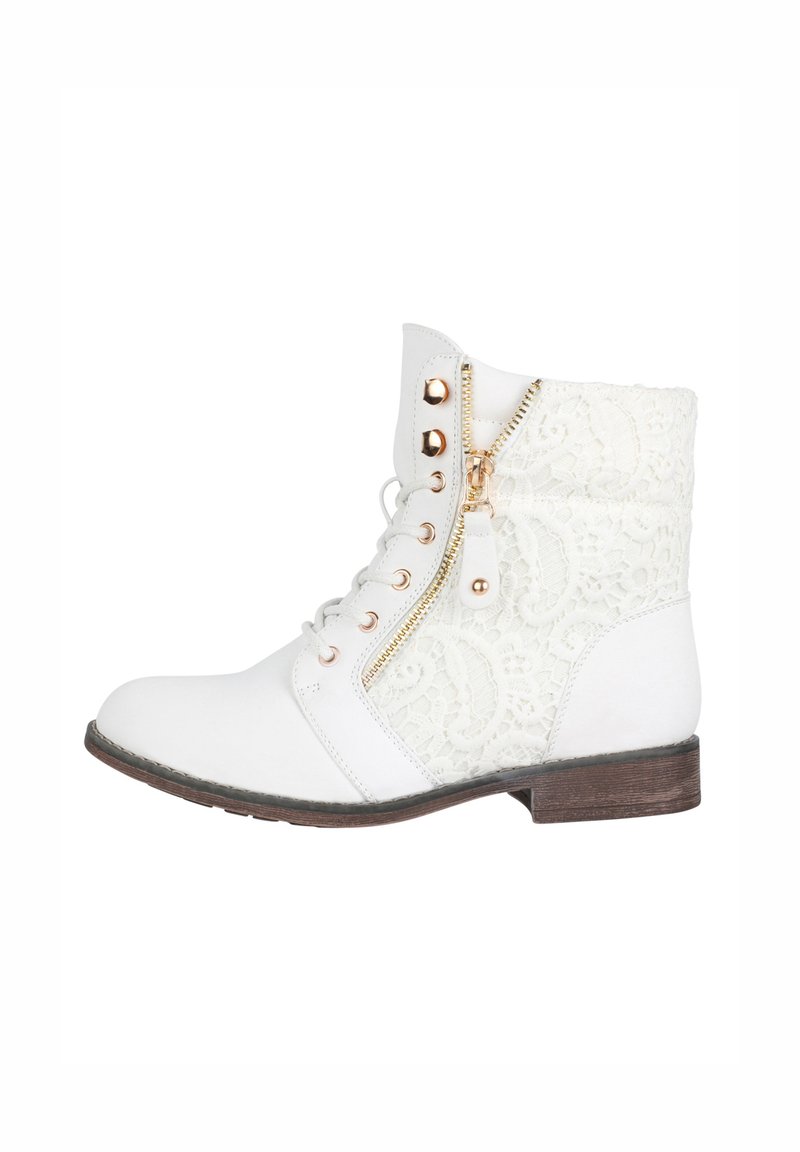 Bottines blanches avec panneau en dentelle, détail de fermeture éclair dorée et bout rond. Elles disposent d'une semelle plate et texturée marron et d'œillets dorés décoratifs.