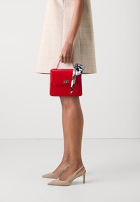 Pieces PCABBELIN CROSS BODY - Handbag - fiery red detail/black