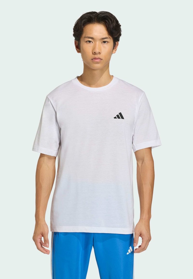 Camiseta deportiva de algodón blanco con un logo negro de Adidas en el pecho izquierdo, cuello redondo y ajuste relajado con mangas cortas.