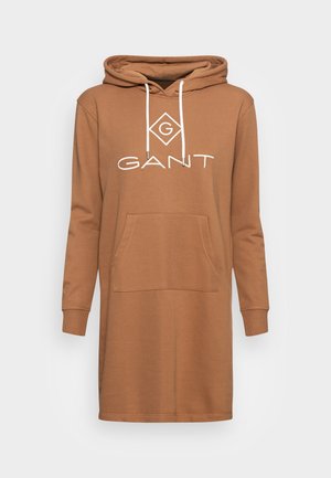 Hnědá kapucňová šaty s dlouhými rukávy, s přední kapsou a bílým logem "GANT". Vyrobeno z jemné tkaniny s žebrovanými manžetami.