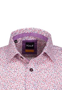 Camicetta a maniche corte in tessuto leggero, con un motivo circolare rosa e bianco. Include un colletto interno viola e un solo bottone.