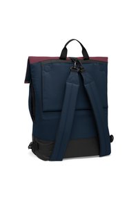 Ryggsäck med en marinblå kropp, vinröd överdel, justerbara axelremmar och svart botten. Har en framficka och sidokomponenter.