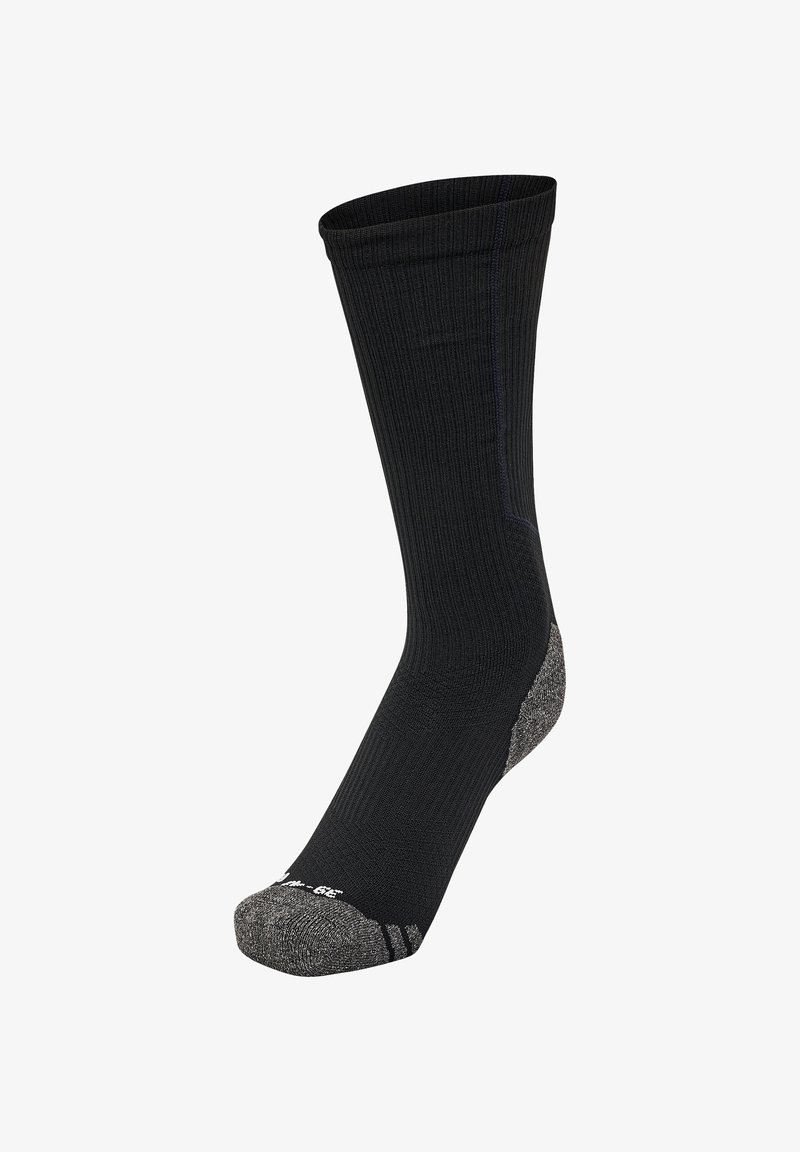 Svart strumpa med ribbad struktur, förstärkt häl och tå, grå detaljer och logotyp på sulan. Lätt och töjbar design.