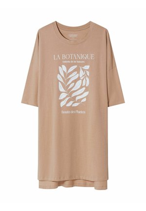 Jasnobrązowy, oversize t-shirt wykonany z miękkiego materiału, z białym nadrukiem roślinnym i tekstem na froncie. Krótkie rękawy i okrągły dekolt.