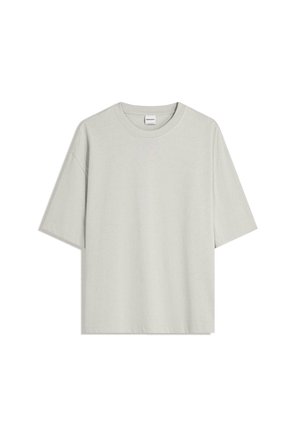 Jasnoszary, oversize t-shirt z krótkim rękawem, okrągłym dekoltem i subtelną metką marki na wewnętrznej stronie kołnierzyka.