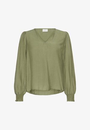 Blouse vert olive avec un col en V, des manches longues bouffantes et des poignets smockés, fabriquée dans un tissu doux et léger, offrant une coupe légèrement décontractée.
