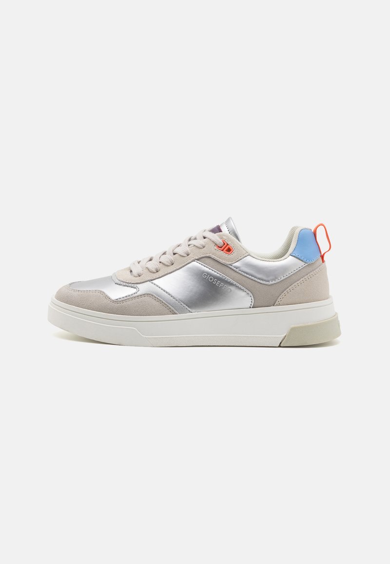 Baskets avec une tige synthétique argentée, des accents en suède beige clair, une semelle de couleur crème et un onglet de talon coloré en bleu et orange.