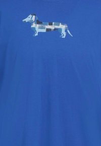 T-shirt di cotone blu con un design stilizzato di bassotto in tonalità di blu e grigio, su uno sfondo di tessuto liscio.