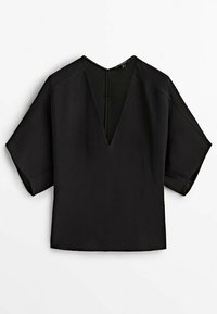 Schwarzes Kurzarmoberteil in lässiger Passform mit tiefem V-Ausschnitt. Hergestellt aus glattem Stoff mit minimalistisches Design und subtilen Nahtdetails.