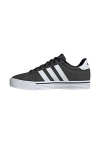 Czarno-biała niska sneaker z białą podeszwą i trzema białymi paskami po boku, czarnymi sznurowadłami oraz markową naszywką na pięcie.