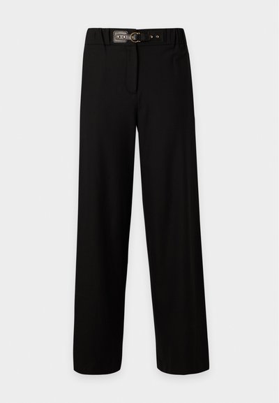 Pantalon noir taille haute à jambes larges avec une taille élastique et une fine ceinture noire avec une boucle dorée.