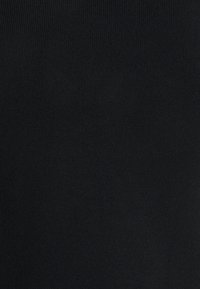 Tessuto nero con una superficie liscia e fine rigatura, che presenta un aspetto uniforme senza motivi o decorazioni.