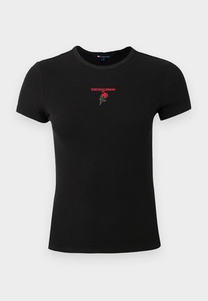 Melnas īsām piedurknēm ribota T-kreklu izgatavots no kokvilnas, ar sarkano izšūto "tommy jeans" tekstu un rozes dizainu priekšā.