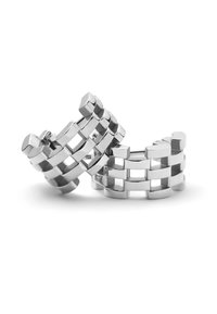 Orecchini a cerchio in argento con un design geometrico intrecciato, superfici piatte e lucide e forme a blocchi variabili che riflettono la luce.