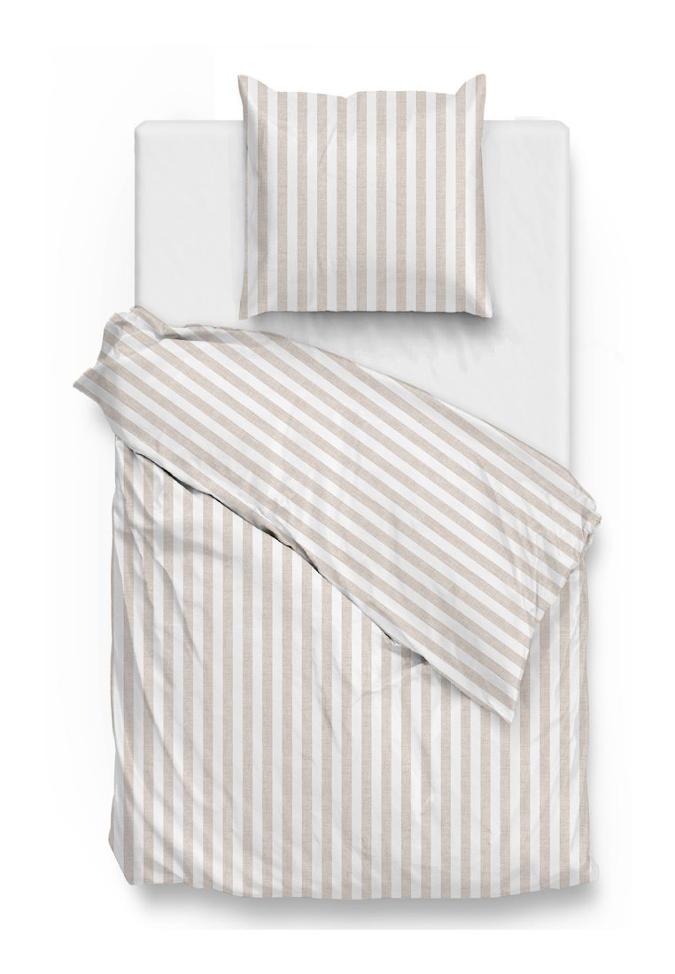 Bett mit weißem und beigem vertikal gestreiften Kissen und passendem Bettbezug, teilweise zurückgezogen, von oben betrachtet.