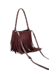 Zamszowa torebka z frędzlami w ciemnym bordowym kolorze z paskiem ze skóry. Posiada długie, zwisające frędzle oraz metalowe ćwieki zdobiące pasek na ramię.