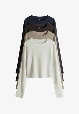 Langärmelige Ripp-Tops in vier Farben: schwarz, dunkelbraun, beige und weiß. Jedes hat einen runden Ausschnitt und eine verkürzte Passform.