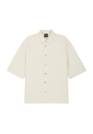 Chemise à manches courtes en blanc cassé, ornée d'un motif floral texturé, avec un col classique et une fermeture à boutons devant avec des boutons gris.