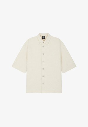 Camicia a maniche corte di colore avorio, caratterizzata da un motivo floreale a rilievo, colletto classico e chiusura frontale con bottoni grigi.