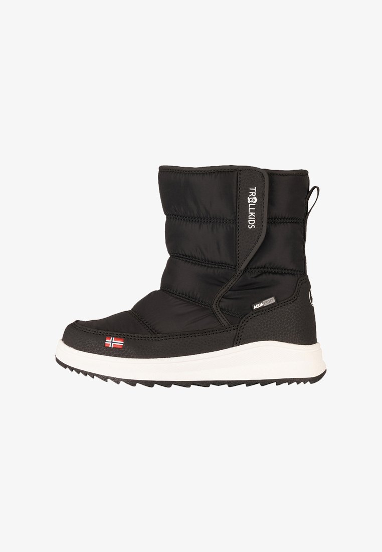 bota de invierno infantil aislante negra con suela blanca, cinta de Velcro, detalle de bandera noruega y etiqueta de impermeabilidad en el lado.