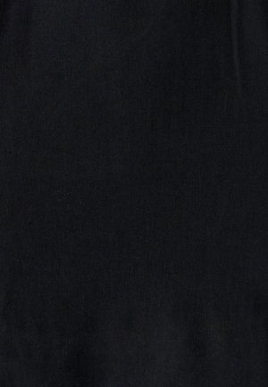 Čierna látka s hladkou textúrou, ktorá má jednotnú farbu bez akýchkoľvek vzorov či viditeľných kovových detailov.