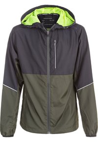 Huvjacka med en tvåfärgad design i grön och svart, tillverkad av lätt polyester med en blixtlåsficka och reflekterande detaljer.