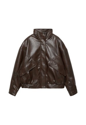 Veste en simili cuir marron foncé avec col haut, grandes poches à rabat, ourlet élastique et fermeture à boutons-pressions sur le devant.