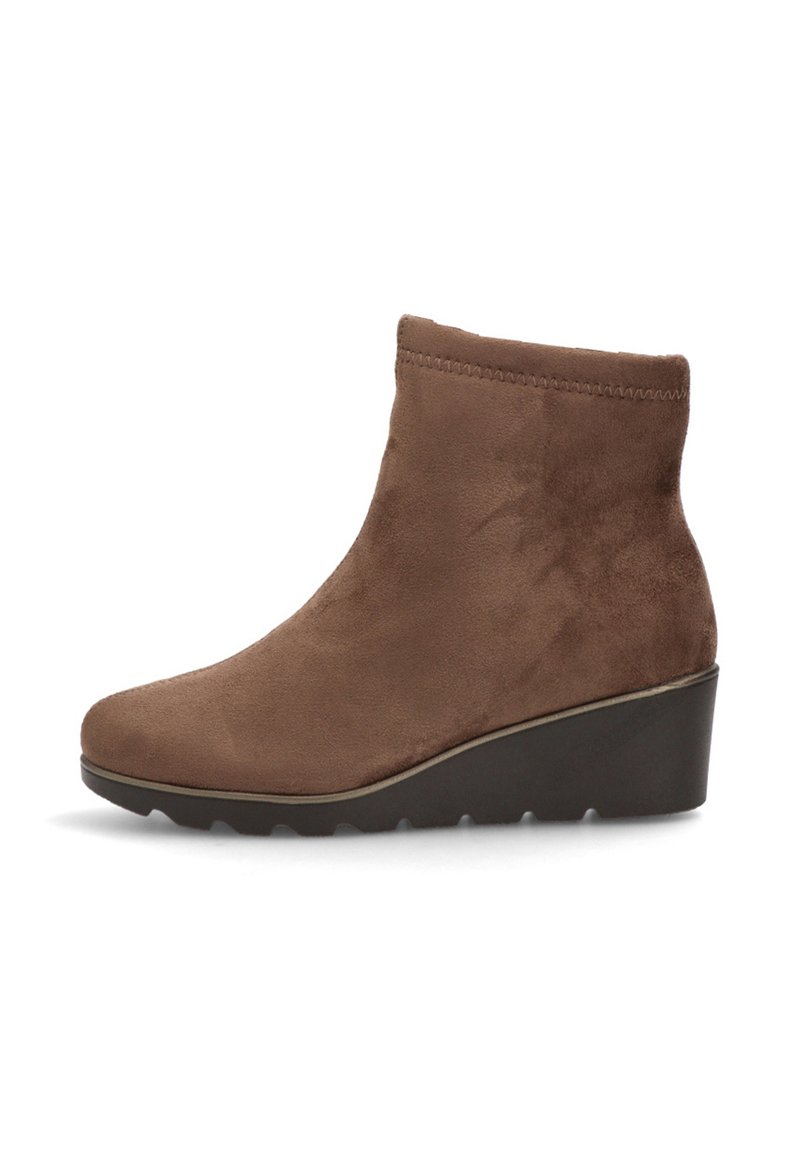 Botas de tobillo de ante marrón con tacón de cuña, que presentan una punta redondeada y una textura suave. Diseño sencillo con detalles de costura en la parte superior.