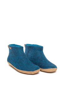 Blaue Filzpantoffeln mit hohem Knöcheldesign, hellbraunen Leder-Sohlen und einer gestickten Kantenverzierung. Weiche Textur im gesamten Schuh.