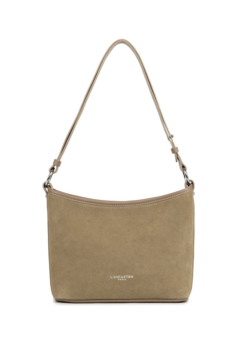 Borsa a tracolla in suede beige con un design curvo e una lunga tracolla. Presenta hardware in tonalità argento e un logo nella parte inferiore.