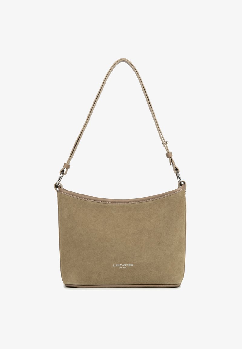 Borsa a tracolla in suede beige con un design curvo e una lunga tracolla. Presenta hardware in tonalità argento e un logo nella parte inferiore.