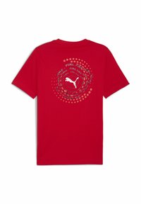 Rød bomulds T-shirt med et cirkulært grafisk design, der har hvid og blå tekst samt et centralt logo, hvilket viser en sporty æstetik.
