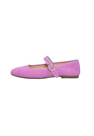 Zapato plano Mary Jane lila con punta redonda, correa ajustable con hebilla y suela baja marrón.