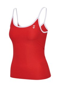 Rode tanktop met dunne witte banden en een witte rand. Heeft een getailleerd ontwerp en een klein wit logo op de linker borst.