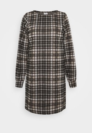 Vestido recto de manga larga con patrón de cuadros en negro, blanco y beige y escote redondo, mostrado sobre un fondo blanco.