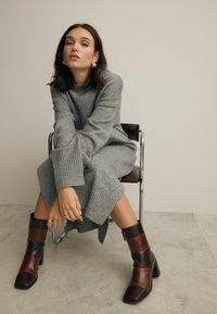 Next RELAXED TALL - REGULAR FIT - Svetríkové šaty - neutral brown mole