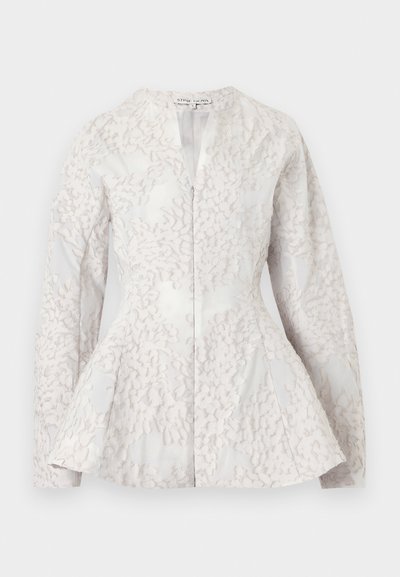 Λευκό σακάκι με μακριά μανίκια, διακριτικό λουλουδάτο υφή, εφαρμοστή μέση και ελαφρώς φουσκωτή άκρη, εμπρός κλείσιμο με φερμουάρ.